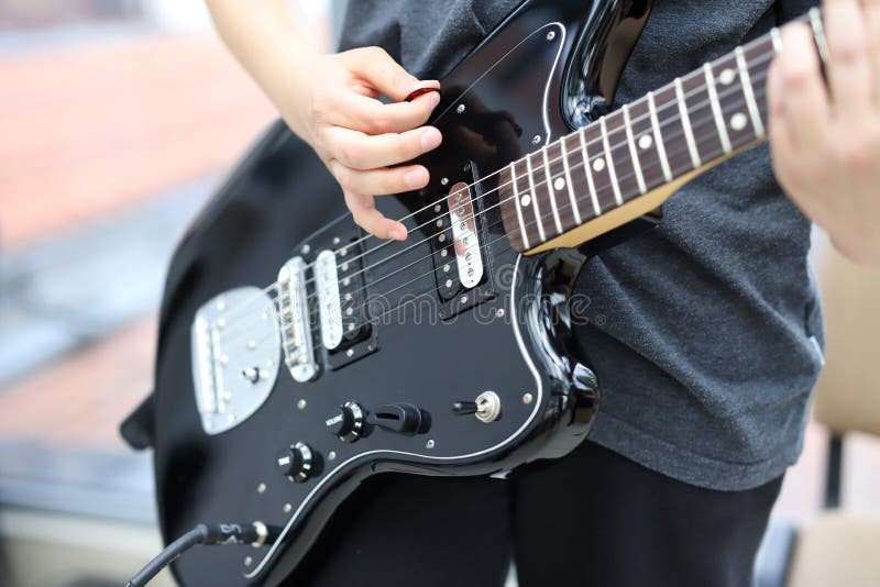 Guitarrista que joga a guitarra, close-up na guitarra fotos de stock royalty free Guitarrista que joga a guitarra, close-up na guitarra fotos de stock royalty free