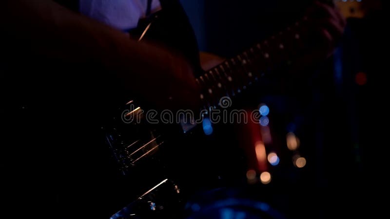 Guitarrista que joga a guitarra elétrica no concerto vivo