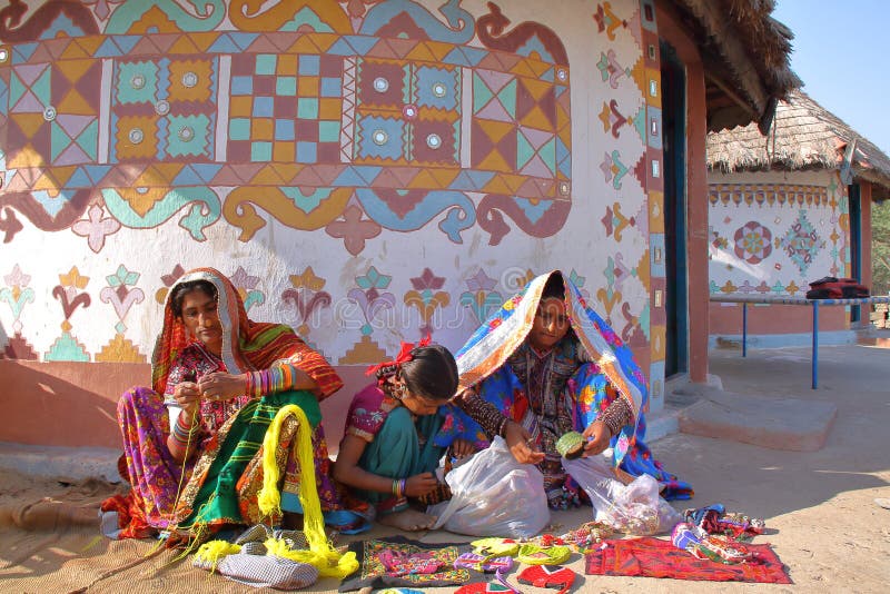 GUJARAT, INDIEN - 20. DEZEMBER 2013: Stammes- Frauen vor ihrem Haus Bhunga in einem lokalen Dorf nahe Bhuj stockbilder GUJARAT, INDIEN - 20. DEZEMBER 2013: Stammes- Frauen vor ihrem Haus Bhunga in einem lokalen Dorf nahe Bhuj stockbilder