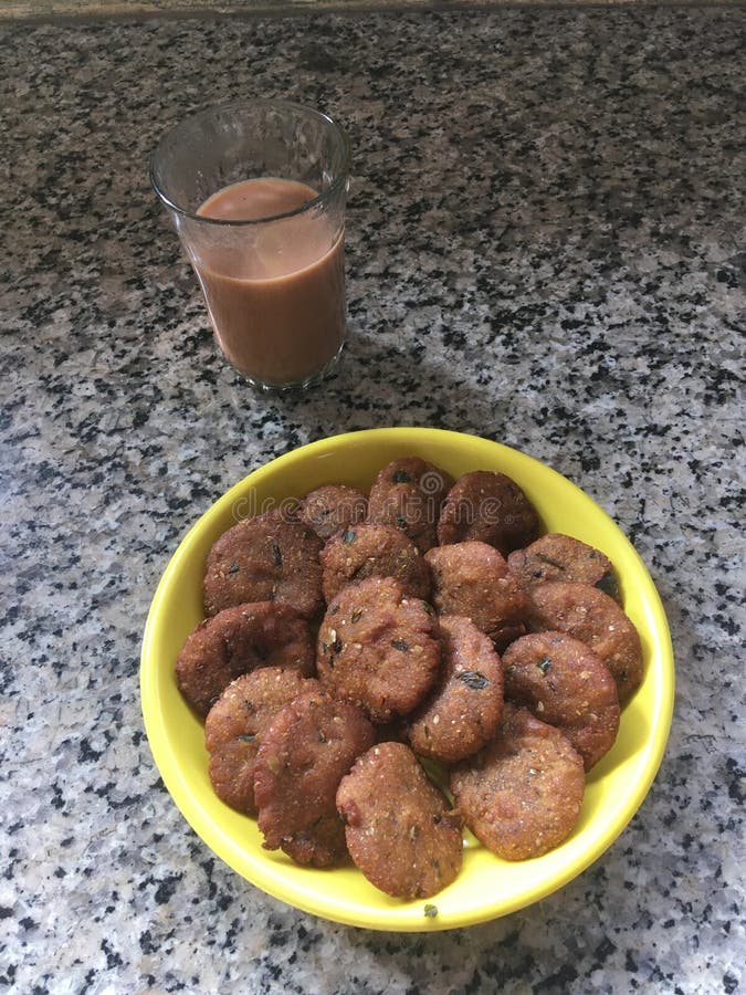 Gujarati Tea Time Snack Bajri na Dhebra Bajri VadaAne Chha-Lok Gram Kalyan Maharashtra fotos de archivo Gujarati Tea Time Snack Bajri na Dhebra Bajri VadaAne Chha-Lok Gram Kalyan Maharashtra fotos de archivo