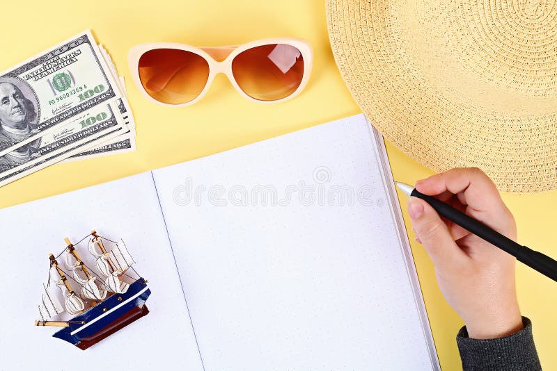 gul bakgrund för notepad, solexponeringsglas, hatt, pengar Top besk?dar kopiera avst?nd Sommarbakgrund, lopp arkivbild gul bakgrund för notepad, solexponeringsglas, hatt, pengar Top besk?dar kopiera avst?nd Sommarbakgrund, lopp arkivbild