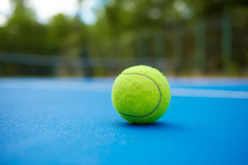Gul boll på blå tennisbanabakgrund royaltyfria foton Gul boll på blå tennisbanabakgrund royaltyfria foton
