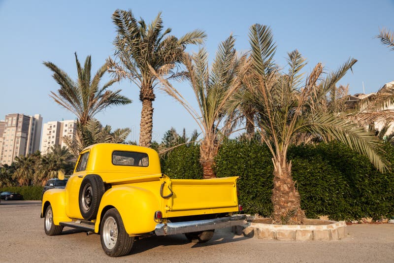 Gul Chevy för klassiker pickup fotografering för bildbyråer Gul Chevy för klassiker pickup fotografering för bildbyråer