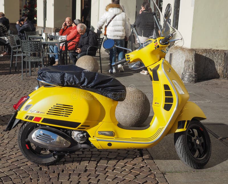 gul italiensk Vespasparkcykel i Turin arkivfoton gul italiensk Vespasparkcykel i Turin arkivfoton