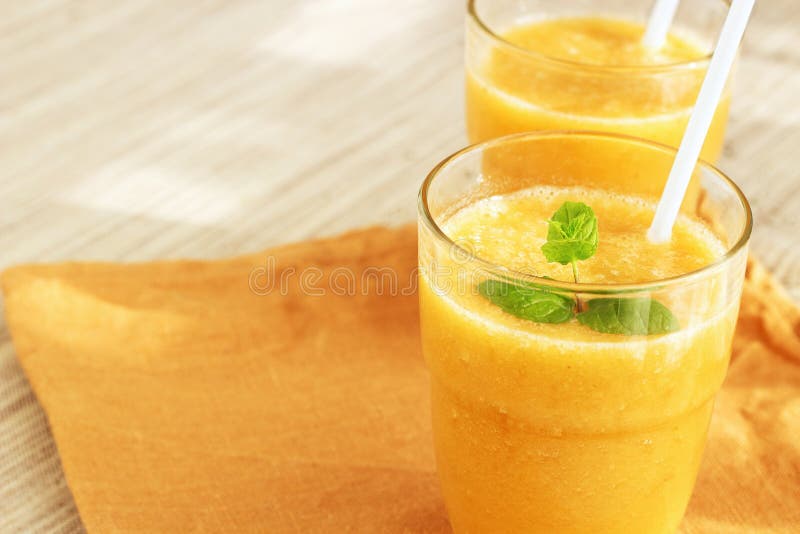 Gul smoothie royaltyfri fotografi Gul smoothie royaltyfri fotografi
