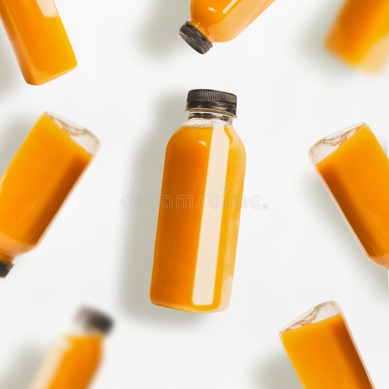 Gul smoothie- eller fruktsaftflaskmodell på vit bakgrund, bästa sikt, lekmanna- lägenhet royaltyfri foto Gul smoothie- eller fruktsaftflaskmodell på vit bakgrund, bästa sikt, lekmanna- lägenhet royaltyfri foto