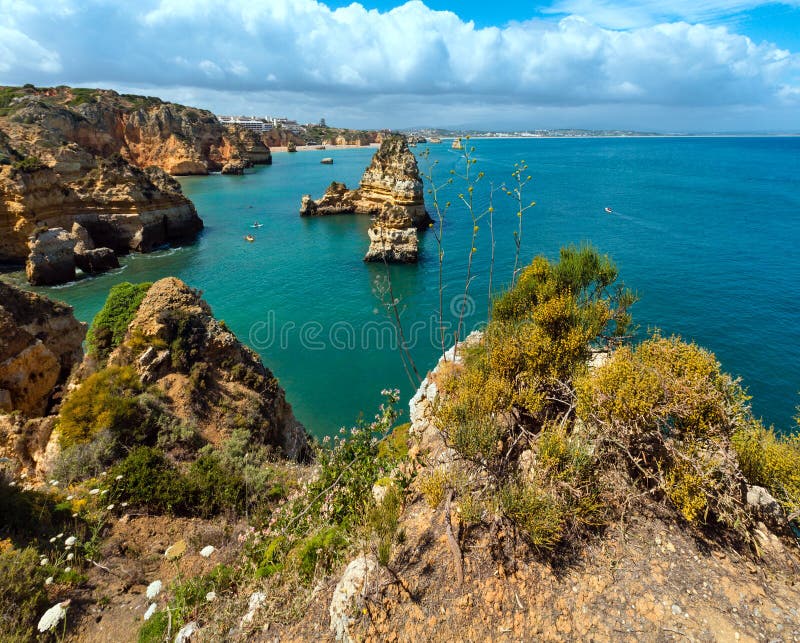Download Gul Stenig Kust & X28; Lagos Algarve, Portugal& X29; Arkivfoto - Bild av stenigt, natur: 76703294