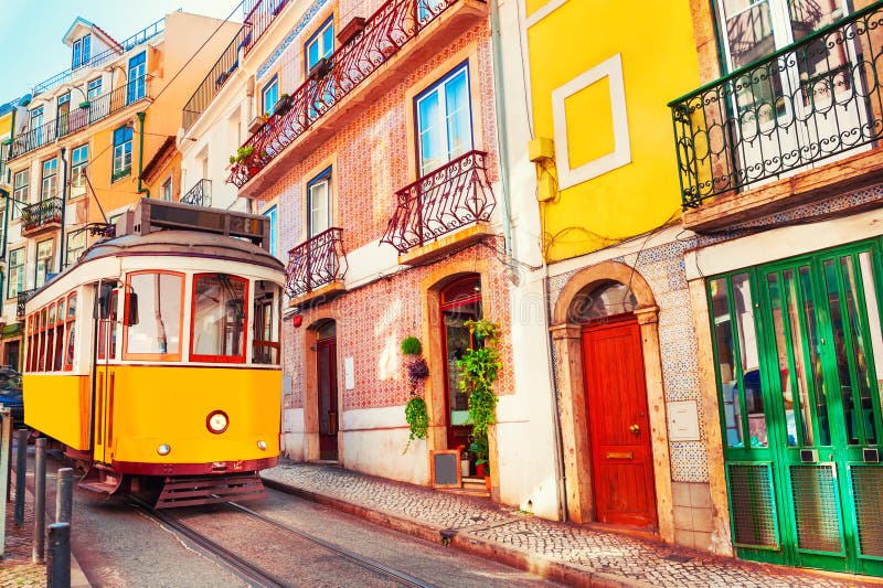 Gul årgångsbricka på gatan i lisbon portugal