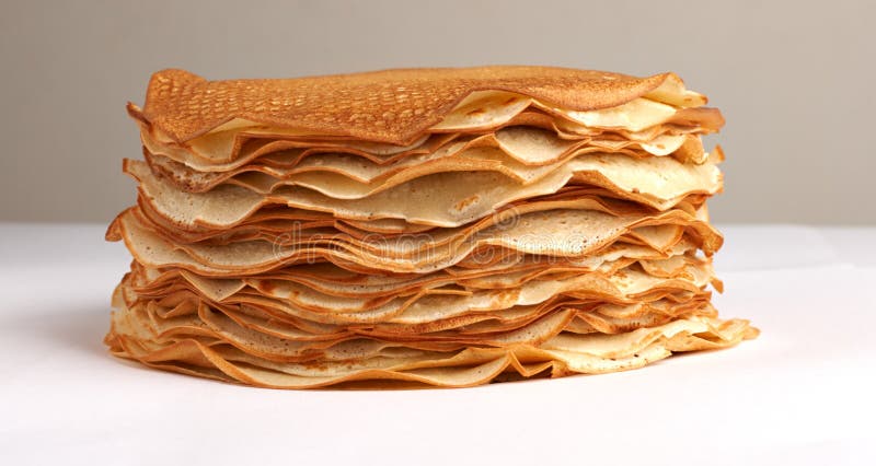 Gula pannkakor på den vita bakgrunden fotografering för bildbyråer Gula pannkakor på den vita bakgrunden fotografering för bildbyråer