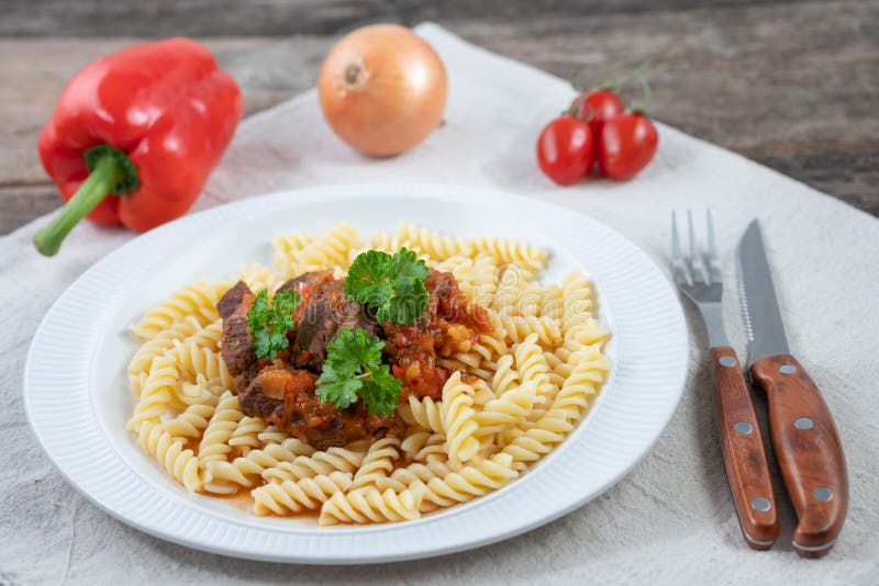 Gulasch mit Nudeln stockfoto. Bild von vorstand, rustic - 60441490