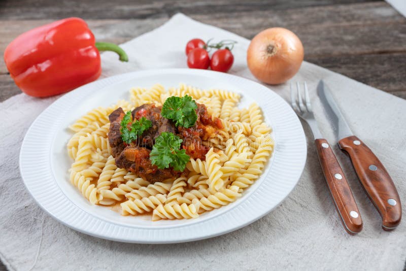 Gulasch mit Nudeln stockfoto. Bild von hauptsächlich - 60441490