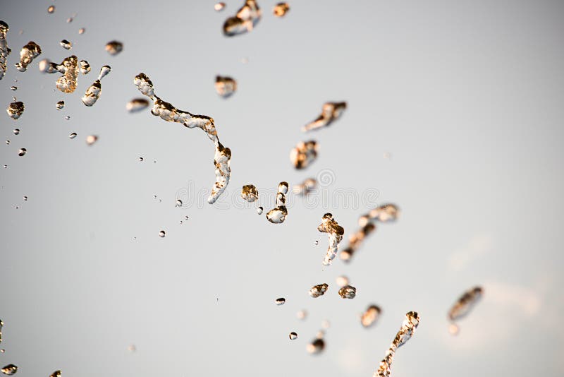 Guld- abstrakta droppar i flykten arkivbild Guld- abstrakta droppar i flykten arkivbild