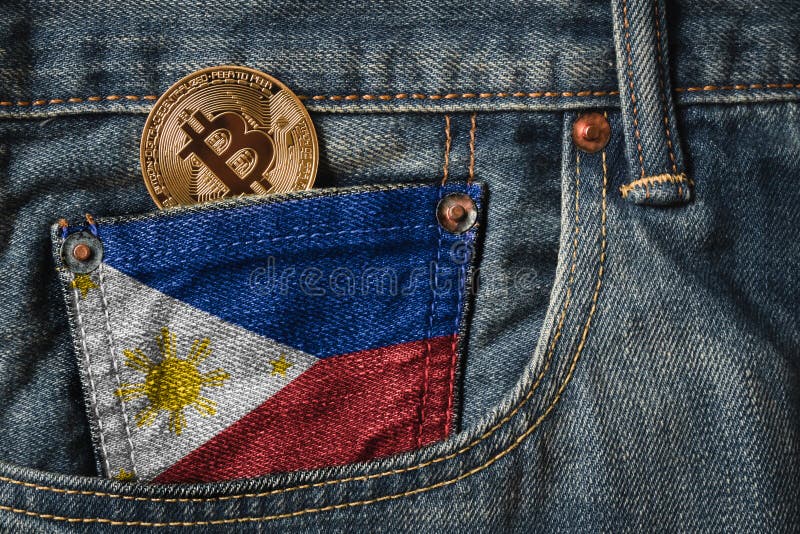 Guld- BITCOIN & x28; BTC& x29; cryptocurrency i facket av jeans med royaltyfri foto Guld- BITCOIN & x28; BTC& x29; cryptocurrency i facket av jeans med royaltyfri foto