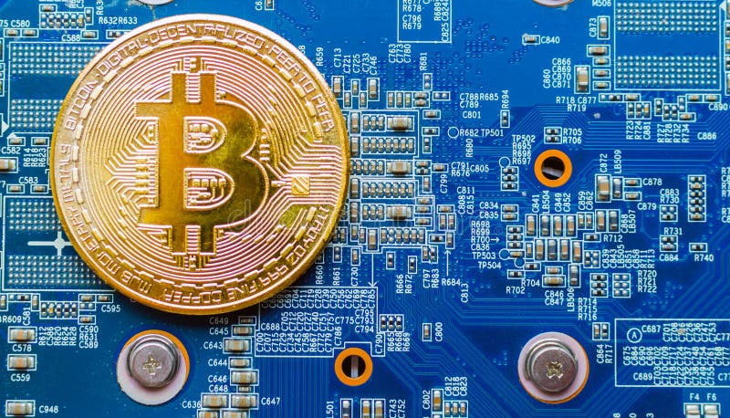 Guld- Bitcoin Cryptocurrency på datorströmkretsbräde Skjuten makro royaltyfria foton Guld- Bitcoin Cryptocurrency på datorströmkretsbräde Skjuten makro royaltyfria foton
