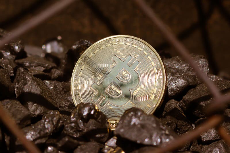 Guld- bitcoin på en bakgrund för kol` s Mayerized Crypto valuta Lönelista till och med internet Att att drypa crypto valutabitcoi royaltyfria foton Guld- bitcoin på en bakgrund för kol` s Mayerized Crypto valuta Lönelista till och med internet Att att drypa crypto valutabitcoi royaltyfria foton