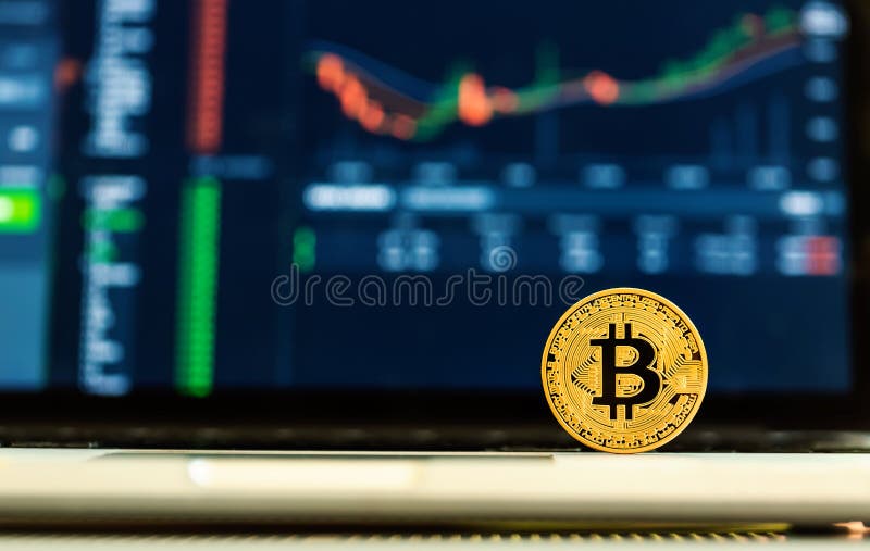 Guld- bitcoincryptocurrency med en latop arkivfoto