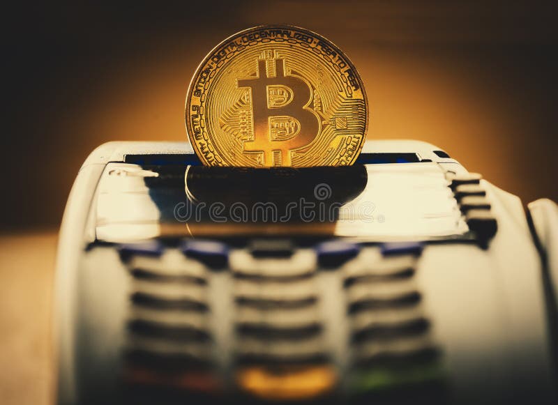 Guld- bitcoincryptocurrency på kreditkortmaskinen löner vid b arkivbild