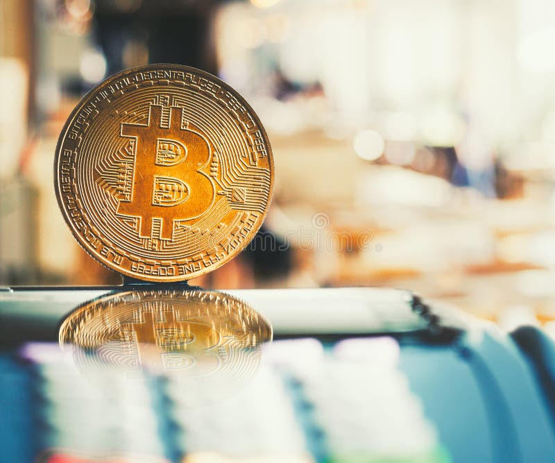 Guld- bitcoincryptocurrency på kreditkortmaskinen löner vid bi arkivbilder