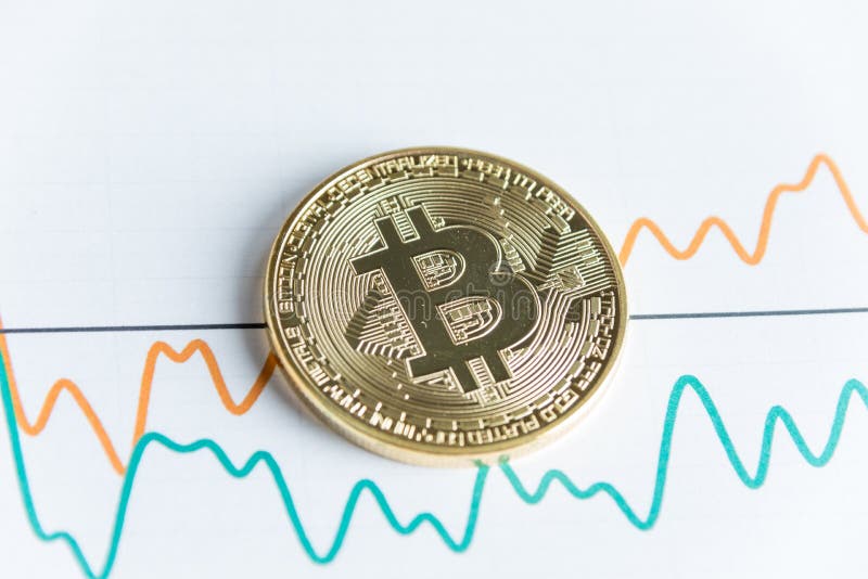 Guld- bitcoincryptocurrencymynt på att brodda linjen graf som handlar c fotografering för bildbyråer