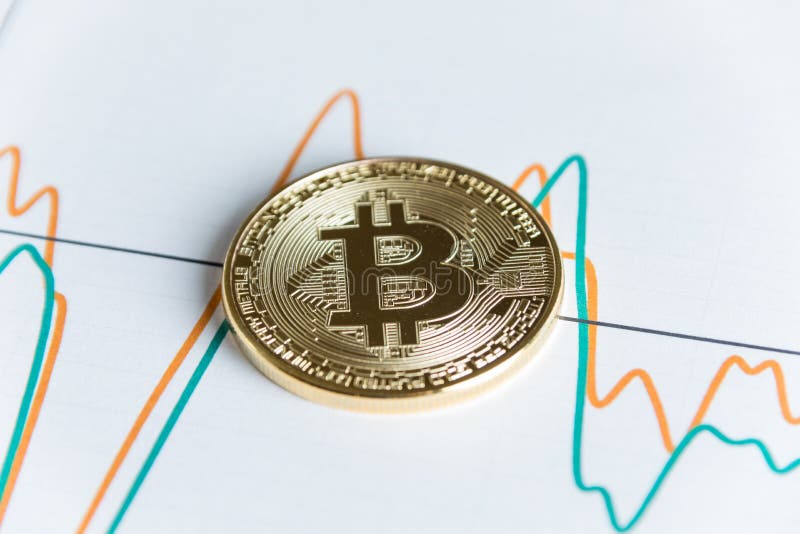 Guld- bitcoincryptocurrencymynt på att brodda linjen graf som handlar c arkivbild
