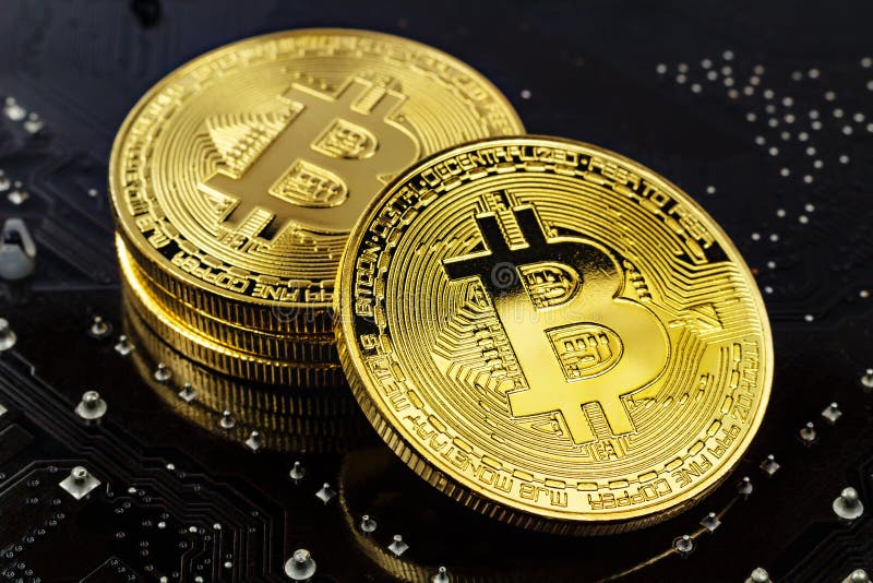 Guld- bitcoins på den svarta bakgrundscloseupen Cryptocurrency faktiska pengar royaltyfri foto