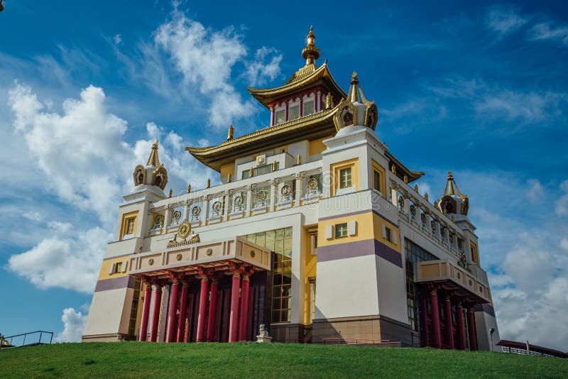 Guld- boning för buddistisk tempel av Buddha Shakyamuni i Elista, republik av Kalmykia, Ryssland royaltyfri fotografi Guld- boning för buddistisk tempel av Buddha Shakyamuni i Elista, republik av Kalmykia, Ryssland royaltyfri fotografi