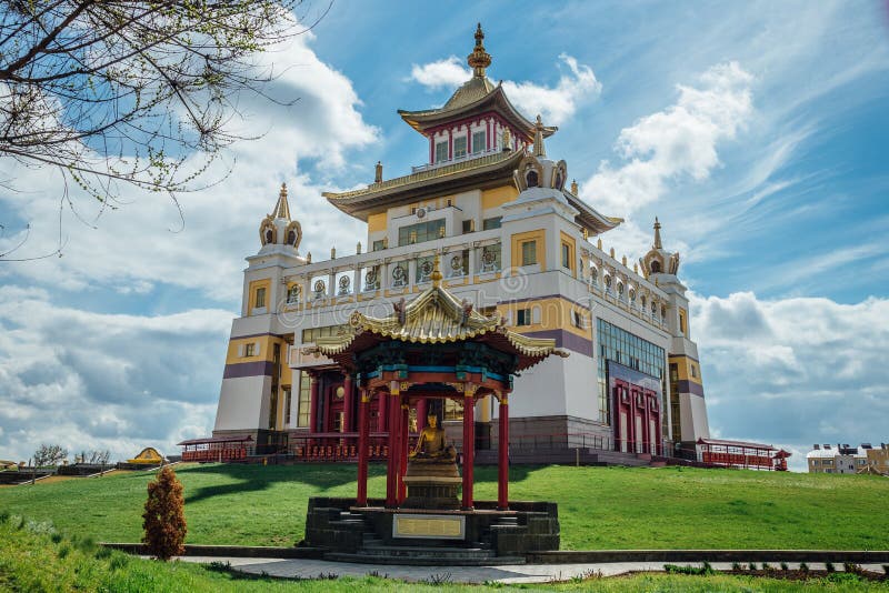 Guld- boning för buddistisk tempel av Buddha Shakyamuni i Elista, republik av Kalmykia, Ryssland arkivfoton Guld- boning för buddistisk tempel av Buddha Shakyamuni i Elista, republik av Kalmykia, Ryssland arkivfoton