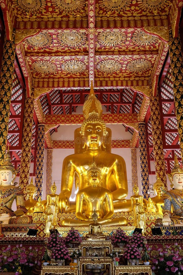 Guld- buddha staty i suan doktempel för wat arkivfoto Guld- buddha staty i suan doktempel för wat arkivfoto