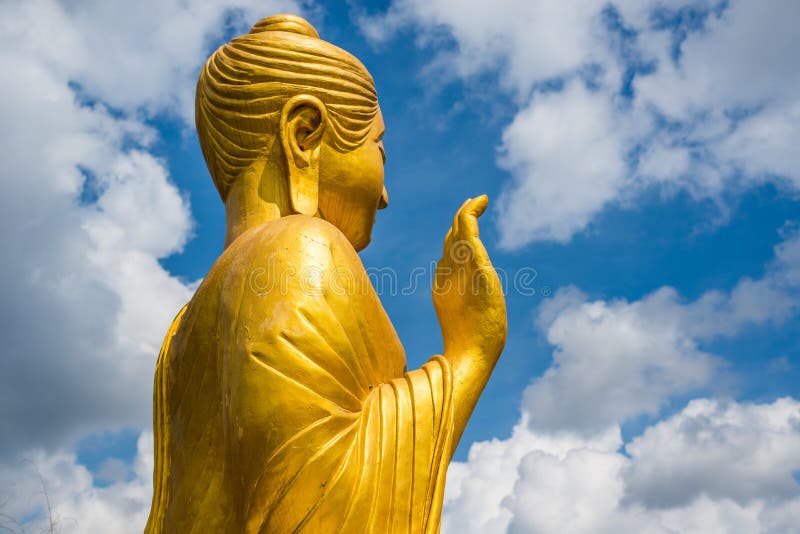 Guld- Buddhastaty på bakgrund för blå himmel arkivfoto Guld- Buddhastaty på bakgrund för blå himmel arkivfoto