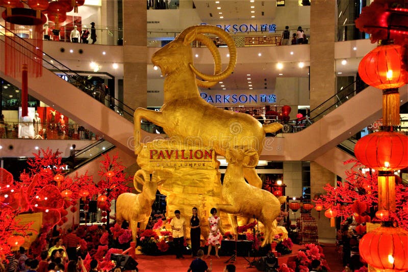 Guld- getstaty i det paviljongKuala Lumpur Malaysia The året av geten 2015 fotografering för bildbyråer Guld- getstaty i det paviljongKuala Lumpur Malaysia The året av geten 2015 fotografering för bildbyråer