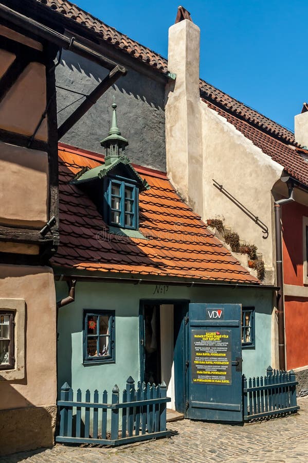 Guld- gränd i den prague slotten arkivbilder Guld- gränd i den prague slotten arkivbilder