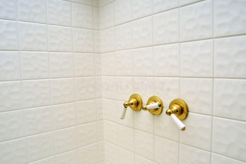 guld- handtag duschar ventil tre royaltyfria bilder guld- handtag duschar ventil tre royaltyfria bilder