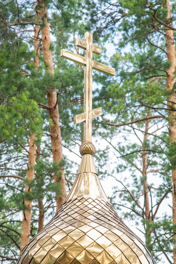 Guld- kors p? kupolen av den ortodoxa kyrkan royaltyfria bilder Guld- kors p? kupolen av den ortodoxa kyrkan royaltyfria bilder