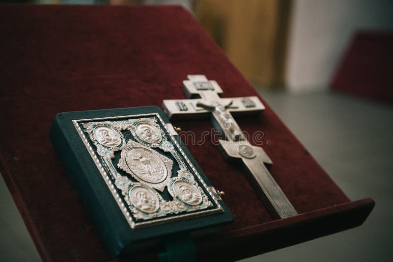 Guld- religiösa redskap - bibel, kors, bönbok, missale Detaljer i den ortodoxa Christian Church Ryssland royaltyfri fotografi Guld- religiösa redskap - bibel, kors, bönbok, missale Detaljer i den ortodoxa Christian Church Ryssland royaltyfri fotografi