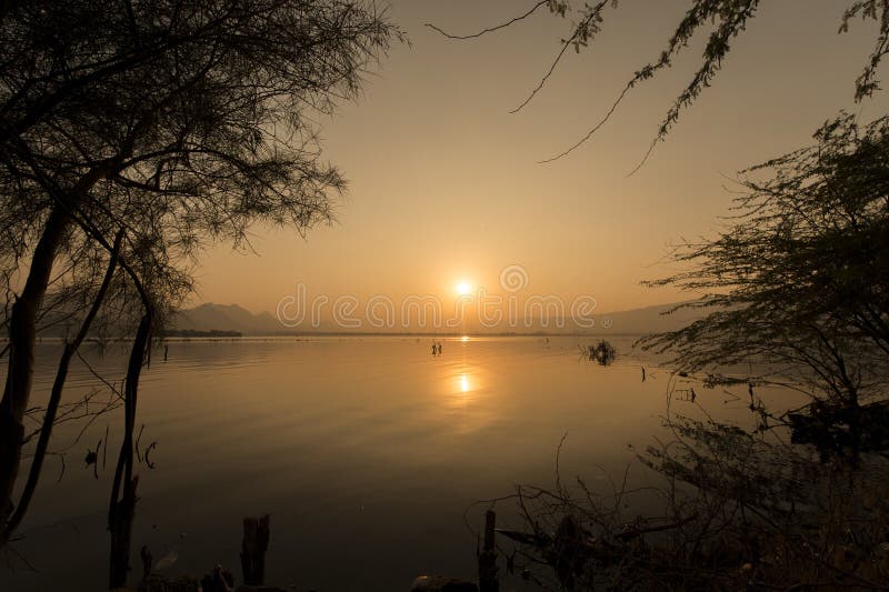 Guld- solnedgång på Ana Sagar sjön i Ajmer arkivbild Guld- solnedgång på Ana Sagar sjön i Ajmer arkivbild