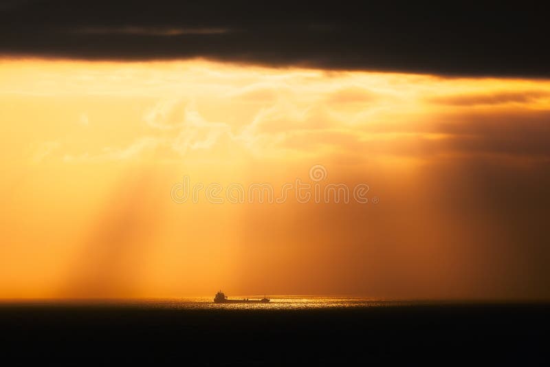 Guld- solstrålar på havet med skeppet royaltyfri fotografi Guld- solstrålar på havet med skeppet royaltyfri fotografi