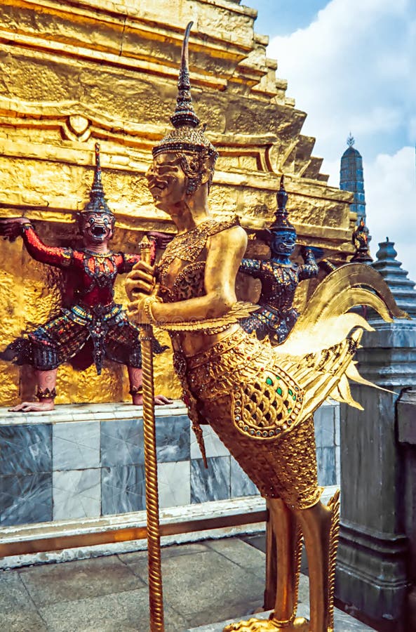 Guld- staty på templet av Emerald Buddha Wat Phra Kaew i storslagna Royal Palace bangkok thailand royaltyfria foton Guld- staty på templet av Emerald Buddha Wat Phra Kaew i storslagna Royal Palace bangkok thailand royaltyfria foton