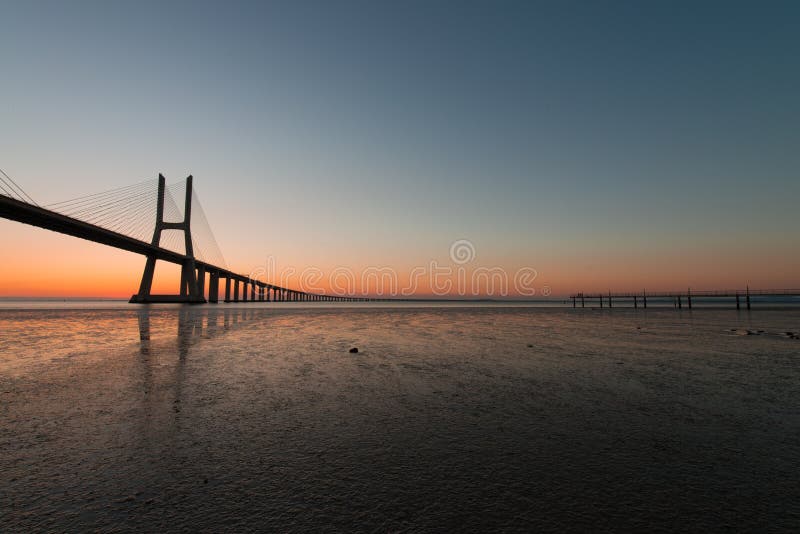 Guld- timme på Vasco de Gama Bridge i Lissabon Ponte Vasco de Gama, Lissabon, Portugal royaltyfria bilder Guld- timme på Vasco de Gama Bridge i Lissabon Ponte Vasco de Gama, Lissabon, Portugal royaltyfria bilder