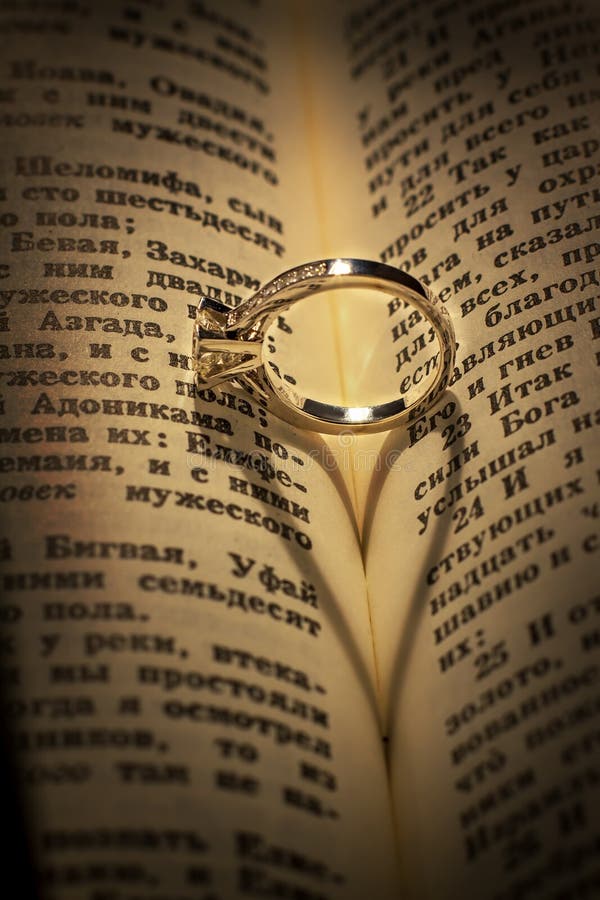 Guld- vigselring på en bibel arkivbilder Guld- vigselring på en bibel arkivbilder