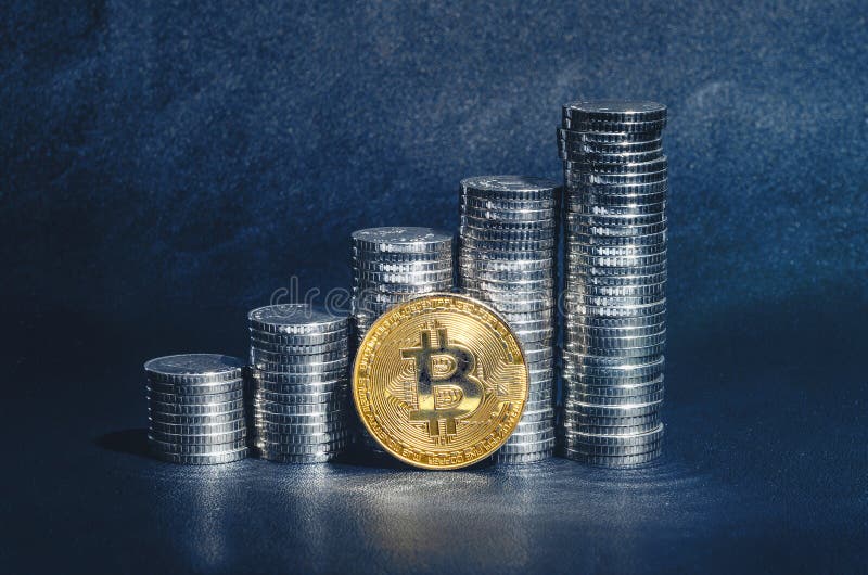 Guldmynt nära silvermynt som månen i himlen. Digital kryptovalutateknik. mörkblå bakgrund. royaltyfri bild