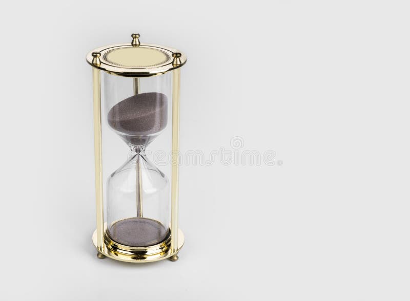 Guldsandtimglas på vit bakgrund royaltyfri bild