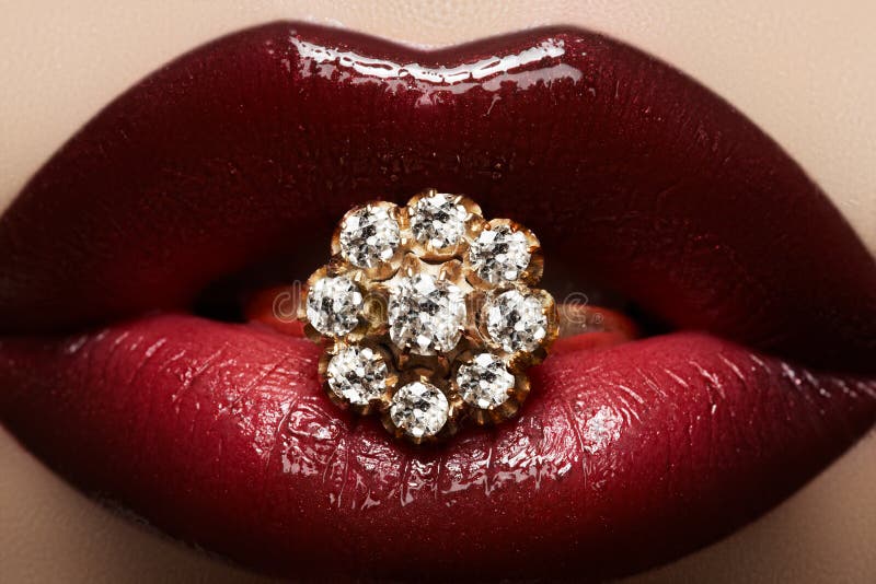 Guldsmycken. Modekantsmink & diamantcirkel royaltyfri bild Guldsmycken. Modekantsmink & diamantcirkel royaltyfri bild