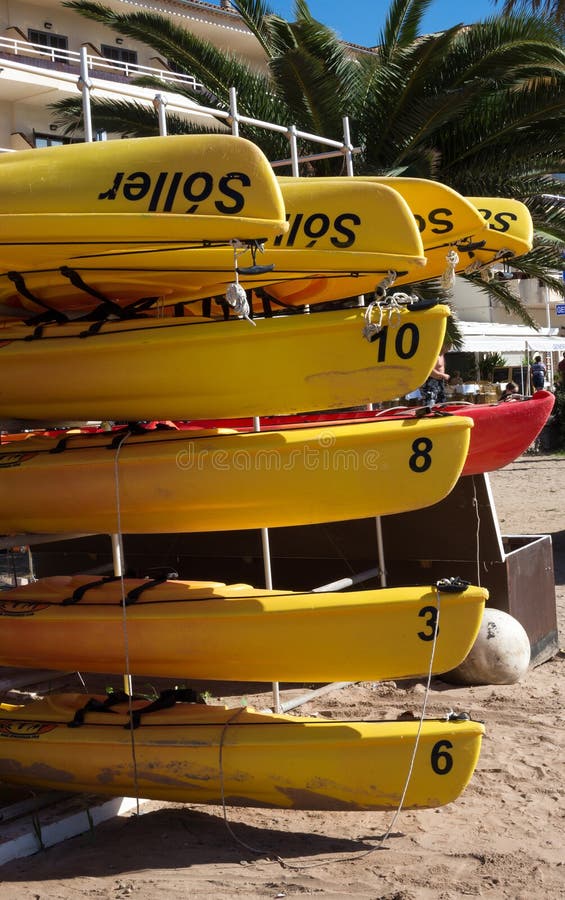 Gulingkanoter staplade Soller Mallorca royaltyfri fotografi Gulingkanoter staplade Soller Mallorca royaltyfri fotografi