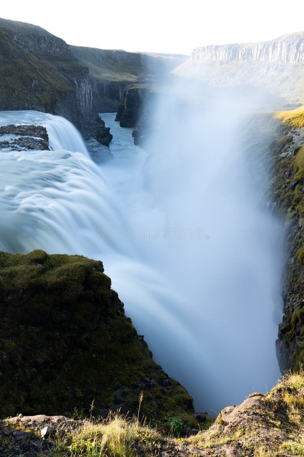 Gullfoss massive Wasserfall geschlossen Blick lange Exposition lizenzfreie stockfotos