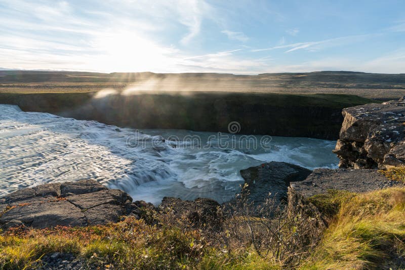 Gullfoss massive Wasserfall Top-Ansicht mit Touristen fotografieren lizenzfreies stockbild