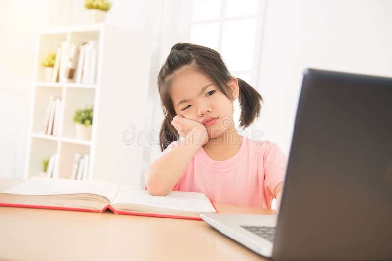 Söt liten asiatisk dotter som ser förvirrad ut fotografering för bildbyråer