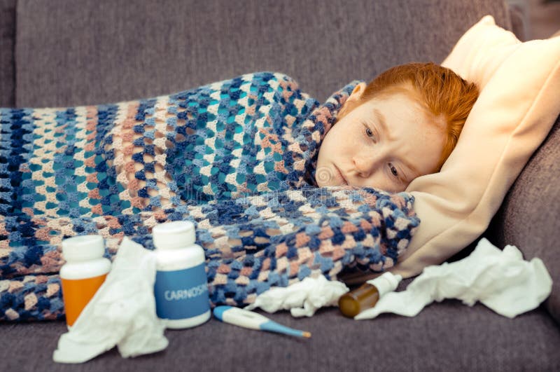 Gullig dyster flicka som omges av medicin arkivbilder Gullig dyster flicka som omges av medicin arkivbilder
