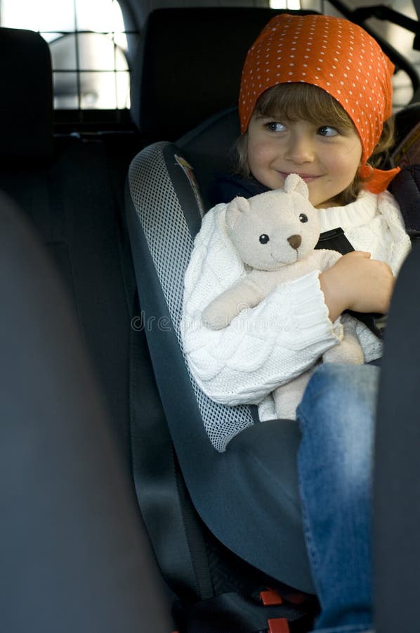 Söt flicka i bilen royaltyfri fotografi