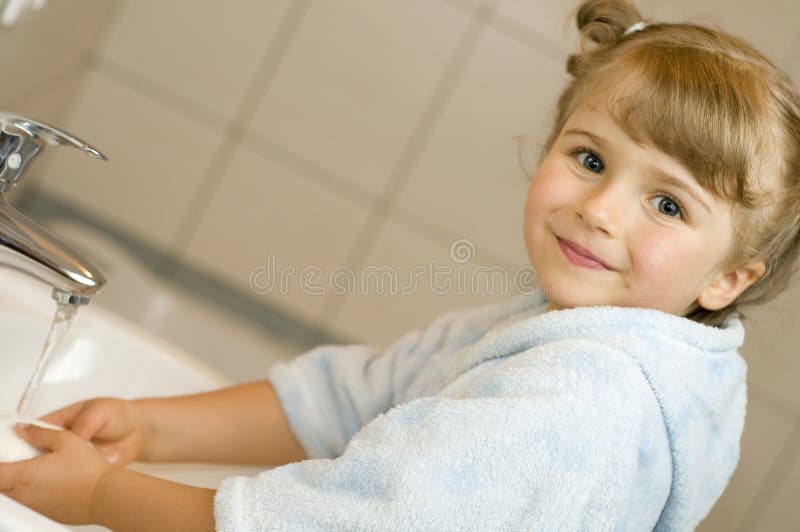 Söt flicka tvättar händerna royaltyfri fotografi