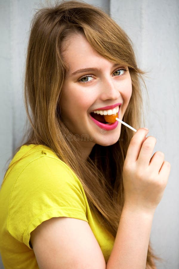 Söt flicka med lollipop royaltyfri foto